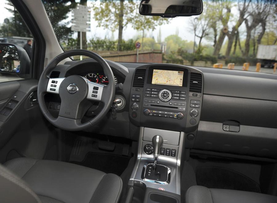  Nissan Navara Double Cab 2010 года  (фото 4 из 12)